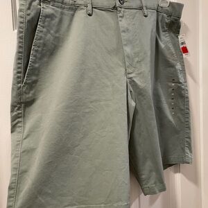 GAP Men's khaki Green Flat Front Shorts NWT - 36”